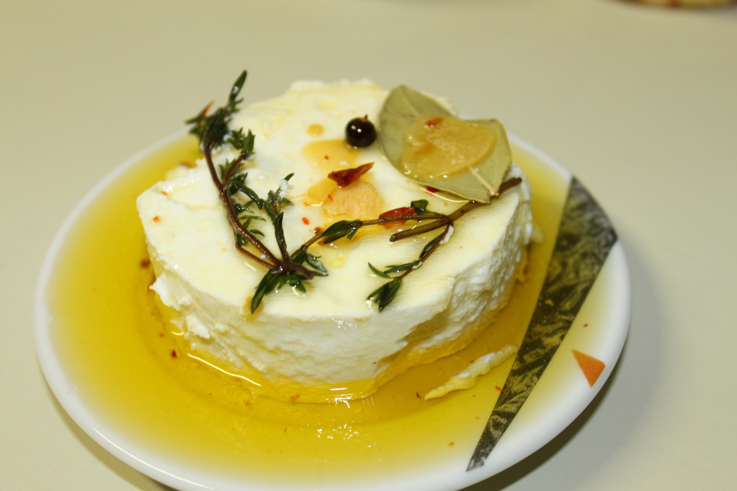 Ziegenfrischkäse in Kräuteröl 100g Ziegenfrischkäse in Kräuteröl 100g