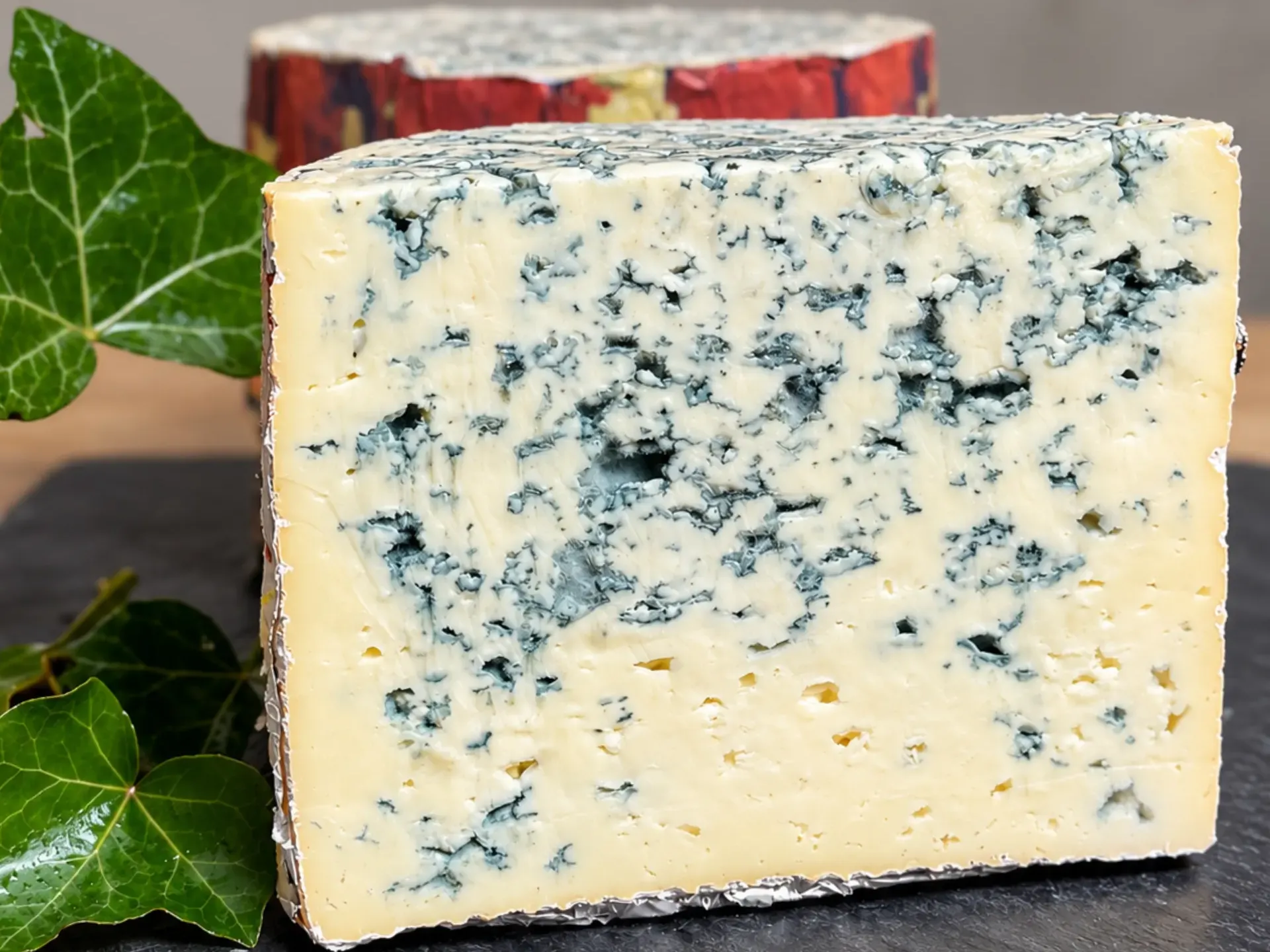 Fourme d’Ambert AOP – französischer Blauschimmelkäse aus der Auvergne